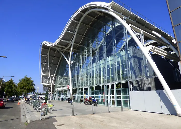 37M2 Lumineux Face Gare Sncf, Wifi Et Cafe Et The Offerts