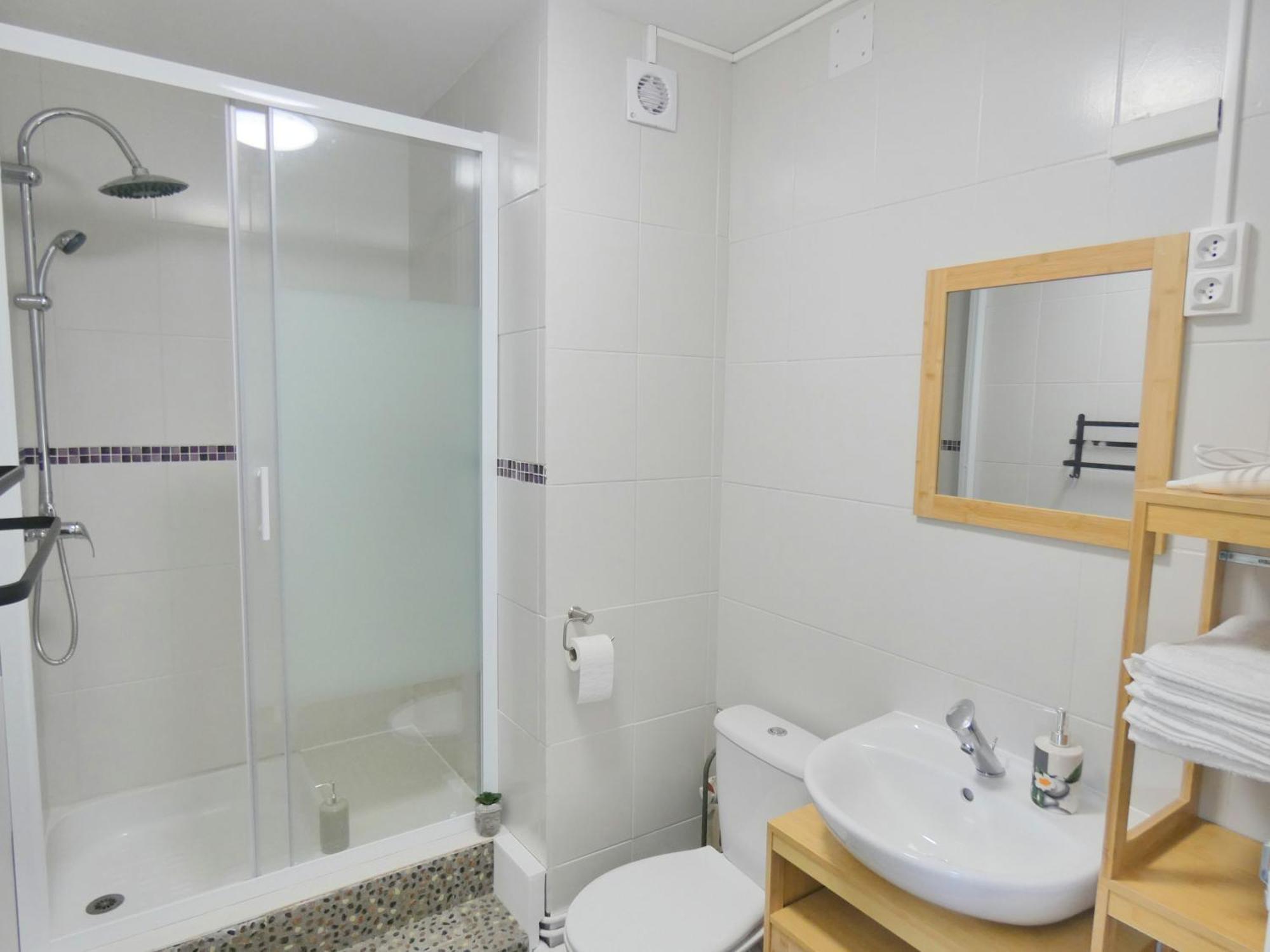37m2 Lumineux Face Gare Sncf, Wifi Et Cafe Et The Offerts *